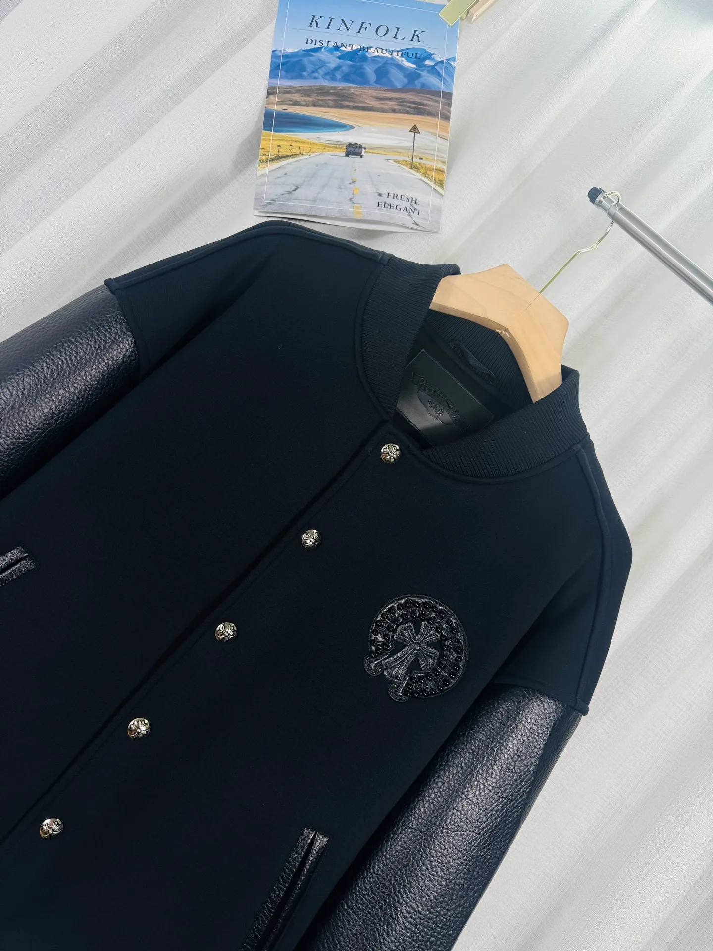 P540 top version, real shot without P, ​​different from market currency) 𝗖𝗵𝗿𝗼𝗺𝗲 𝗛𝗲𝗮𝗿𝘁𝘀/Cro Heart 2025 washed and burned flower patch embroidered autumn and winter new original single counter American patchwork 3D three-dimensional couple casual cardigan plus velvet baseball jacket 👑The highest version! Customized fabric 550g tripe terry fabric! American acid-washed and distressed original fabric, laser burning + patch embroidery, exquisite embroidery of beaded letters!  The best-selling model in the counter, very comfortable to wear. Accessories: original molded and authenticated collar label➕100% silk wash label. Genuine purchase-grade original hangtag➕matching hanging rope➕3D hanging beads➕original packaging bag. Craftsmanship: The original version has consistent wiring! The highest version of the armhole matching technique! Color: Black Size: S M L XL Style No.: 615